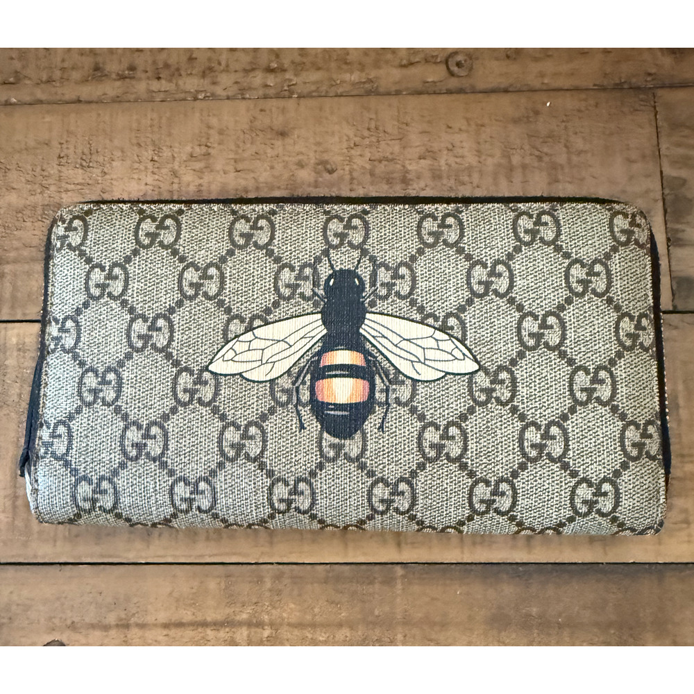 Gucci Wallet Womens Beige GG Canvas Bee Zip Around Wallet Clutch Logo
